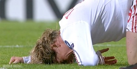 torres-injury Torres struggles through the game at Lyon