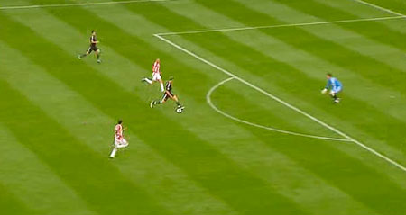 Jordan Henderson misses a great chance against Stoke Jordan Henderson misses a great chance against Stoke