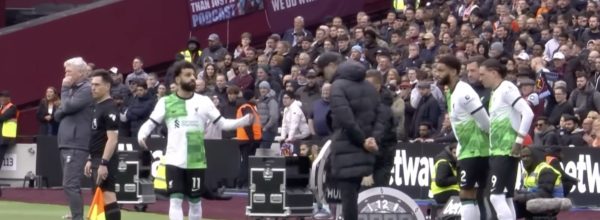 Mo Salah and Jurgen Klopp argue on the touchline in the West Ham 2-2 LFC game
