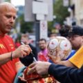 Arne Slot signs autographs for LFC fans in America